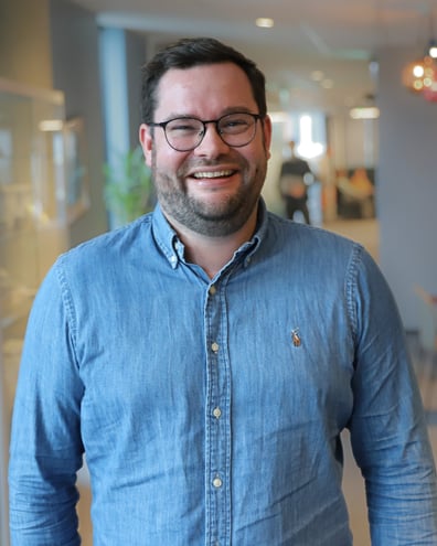 Jonathan Høst jobber som kvalitetsleder i Enora.