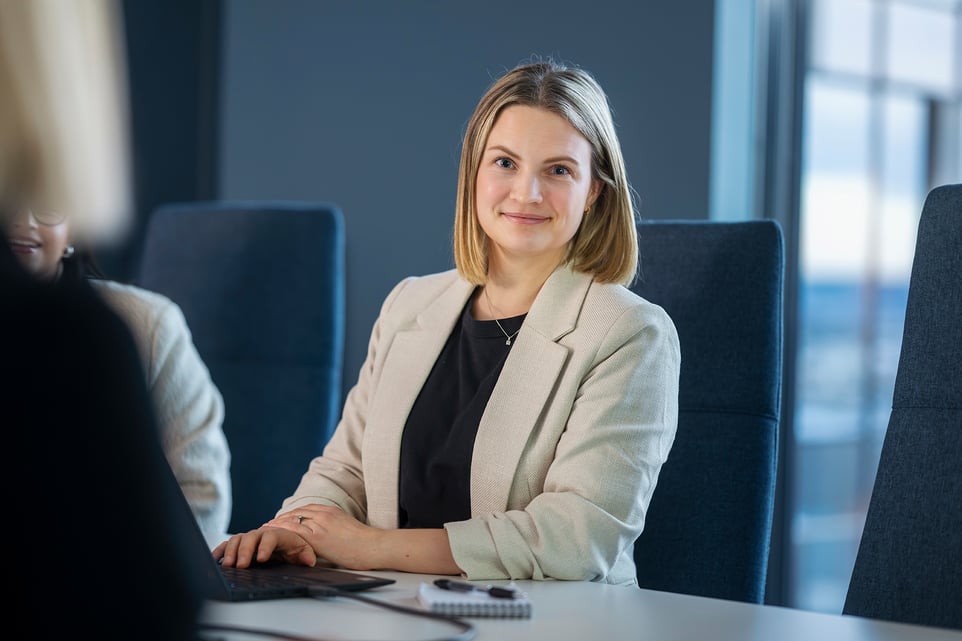 Mari Hamnes ved pulten sin. 