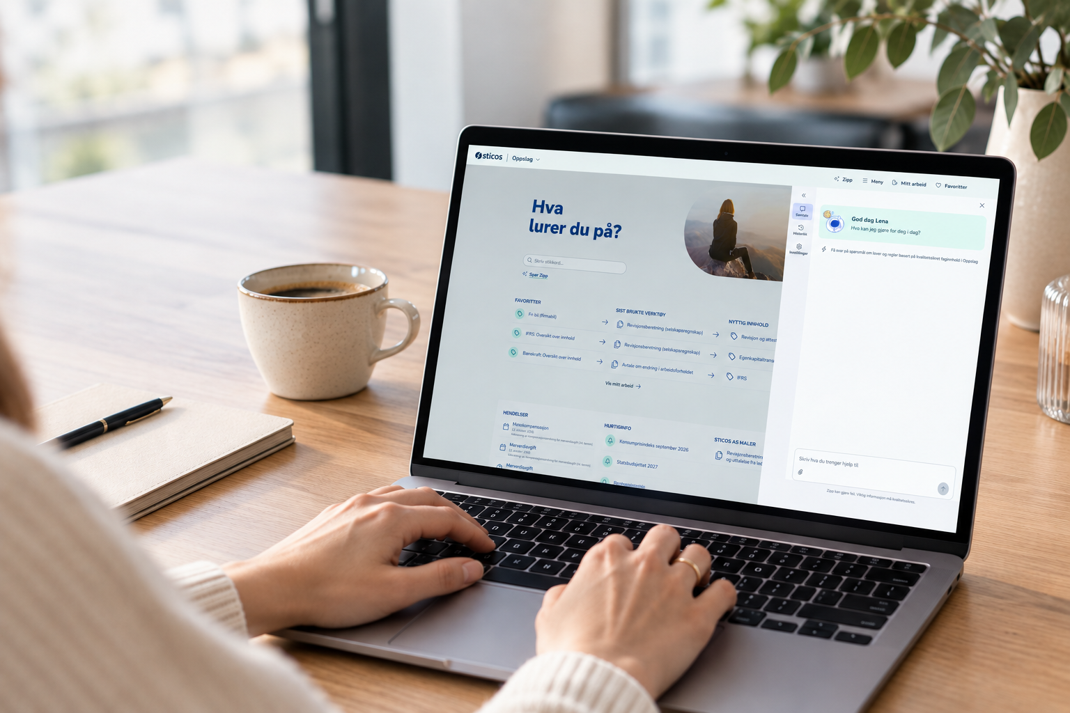Laptoparbeid med kaffe og norsk portal