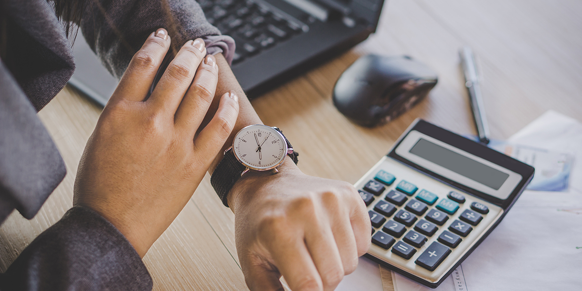 kikker på klokka ved en arbeidspult